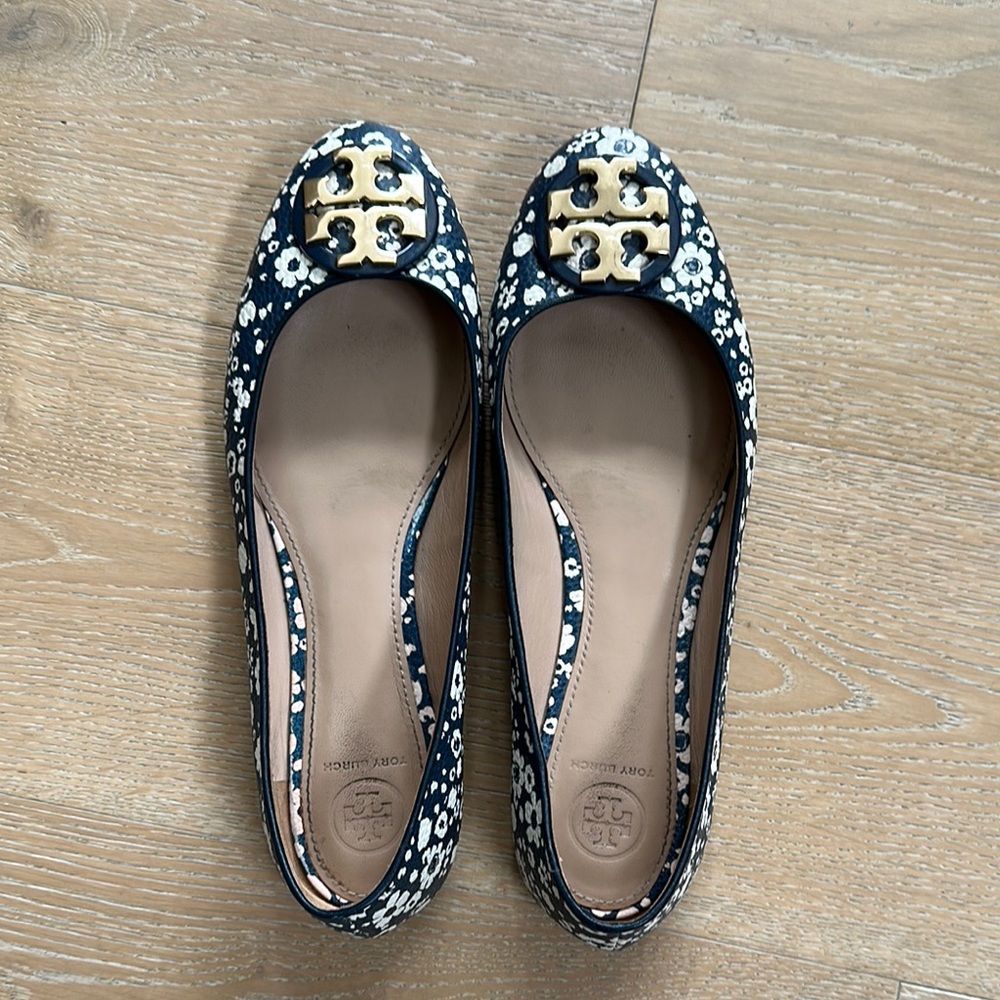 Tory Burch Blue and Cream Geometric Flats